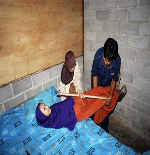 زنی که به یک مجسمه یا چوب خشک تبدیل شده (عکس)