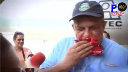 قورت دادن پشه هنگام سخنرانی توسط رئیس جمهور (عکس)