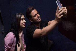 هجوم دخترها برای سلفی گرفتن با محمد رضا گلزار (تصاویر) هجوم دخترها برای سلفی گرفتن با محمد رضا گلزار (تصاویر)