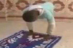کلیپ داغ نماز خواندن مرد نصفه نیمه ! کلیپ داغ نماز خواندن مرد نصفه نیمه !