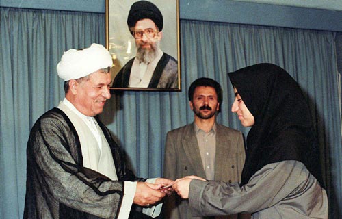 تصویر ناب جایزه گرفتن مریم میرزاخانی از هاشمی رفسنجانی