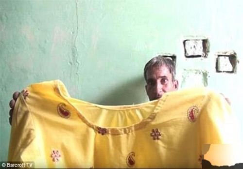 تنها مرد عجیبی که با پاهایش خیاطی میکند ! تصاویر