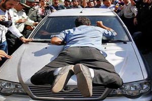 تکرار ربودن #بنیتا این بار مقابل چشم #پلیس (فیلم و تصاویر) تکرار ربودن #بنیتا این بار مقابل چشم #پلیس (فیلم و تصاویر)
