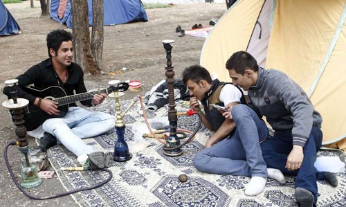 عکس های تکان دهنده قلیان کشیدن دختران و پسران در هر مکان