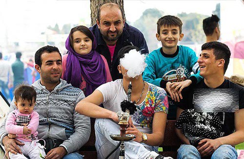 عکس های تکان دهنده قلیان کشیدن دختران و پسران در هر مکان