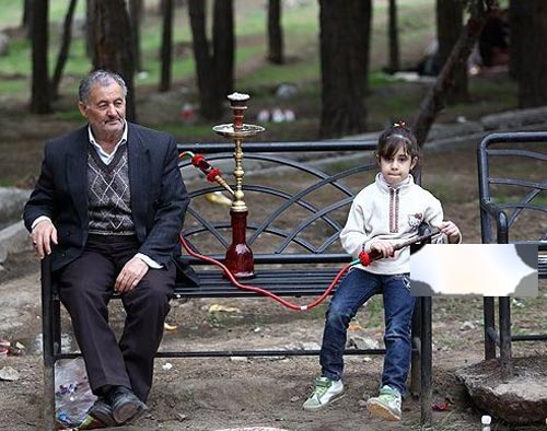 عکس های تکان دهنده قلیان کشیدن دختران و پسران در هر مکان