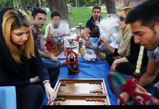 عکس های تکان دهنده قلیان کشیدن دختران و پسران در هر مکان