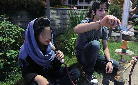 عکس های تکان دهنده قلیان کشیدن دختران و پسران در هر مکان
