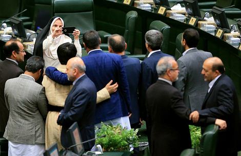 تصاویر داغ و دیدنی حاشیه های مراسم تحلیف حسن روحانی