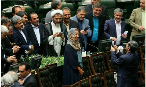 تصاویر جنجالی سلفی نمایندگان با موگرینی در تحلیف