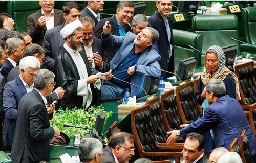 تصاویر جنجالی سلفی نمایندگان با موگرینی در تحلیف