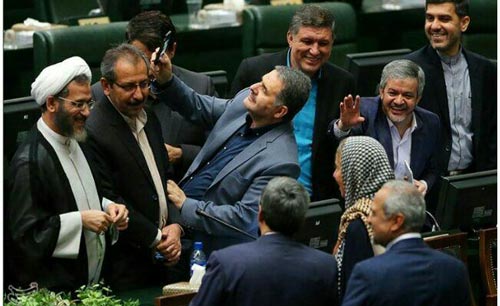 تصاویر جنجالی سلفی نمایندگان با موگرینی در تحلیف