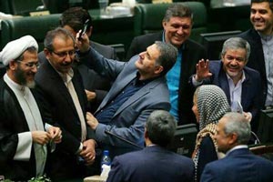 تصاویر جنجالی سلفی نمایندگان با موگرینی در تحلیف تصاویر جنجالی سلفی نمایندگان با موگرینی در تحلیف