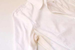 آموزش از بین بردن لکه عرق روی لباس سفید
