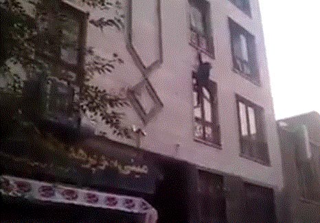 فیلم لحظه خودکشی و سقوط دختر جوان از آپارتمان 18+