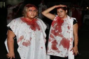 قمه زنی دختران بی حجاب در شب عاشورا ! + تصاویر قمه زنی دختران بی حجاب در شب عاشورا ! + تصاویر