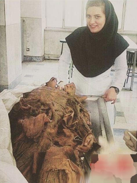 عکس های یادگاری دانشجویان با جسدهای در حال تشریح! 16+
