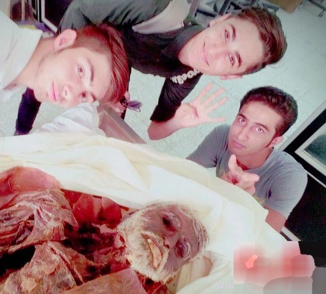 عکس های یادگاری دانشجویان با جسدهای در حال تشریح! 16+