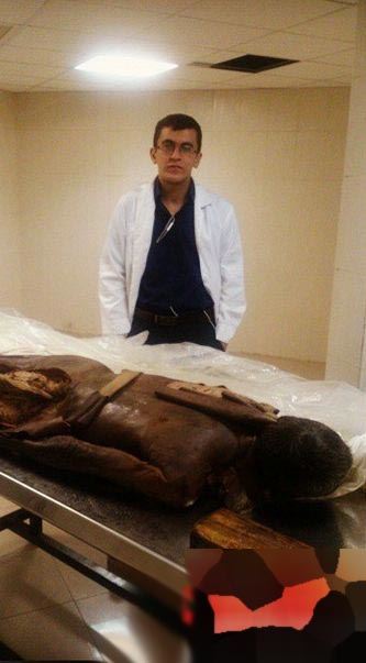 عکس های یادگاری دانشجویان با جسدهای در حال تشریح! 16+