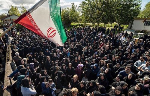 تصاویر تکان دهنده مراسم خاکسپاری اهورا قربانی تجاوز ناپدری