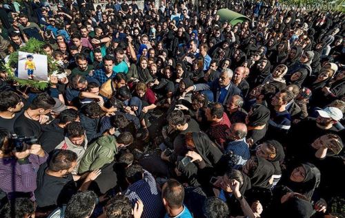 تصاویر تکان دهنده مراسم خاکسپاری اهورا قربانی تجاوز ناپدری
