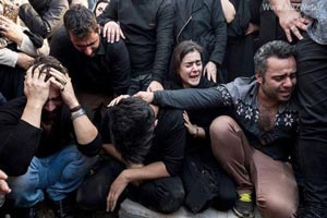 تصاویر تکان دهنده مراسم خاکسپاری اهورا قربانی تجاوز ناپدری تصاویر تکان دهنده مراسم خاکسپاری اهورا قربانی تجاوز ناپدری