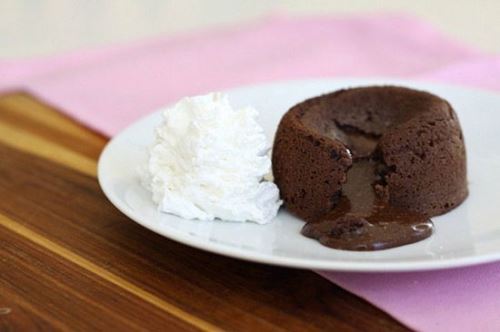 طرز تهیه لاوا کیک شکلاتی مغز دار با تصاویر