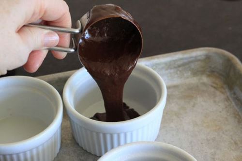 طرز تهیه لاوا کیک شکلاتی مغز دار با تصاویر
