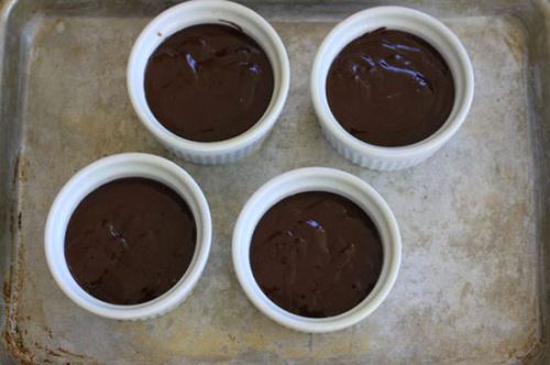 طرز تهیه لاوا کیک شکلاتی مغز دار با تصاویر
