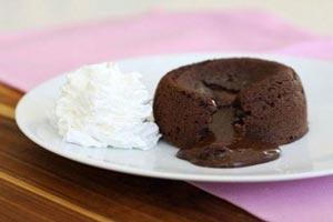 طرز تهیه لاوا کیک شکلاتی مغز دار با تصاویر طرز تهیه لاوا کیک شکلاتی مغز دار با تصاویر