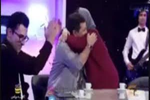 شجاعت بغل کردن و بوسه عاشقانه شقایق دهقان و همسرش در برنامه زنده / فیلم