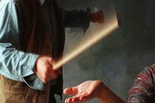 تنبیه وحشتناک دانش آموز اسلامشهری توسط معلم + عکس