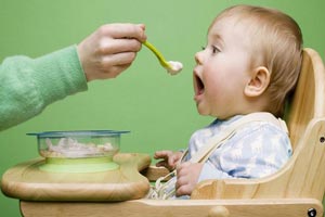 خطرات جدی چای و بیسکوییت برای نوزادان زیر 7 ماه