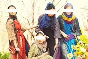 تجاوز جنسی این مرد هوس باز به 4 دختر زیبا در خودرو تجاوز جنسی این مرد هوس باز به 4 دختر زیبا در خودرو