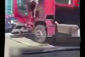 فیلم وحشتناک له شدن سواری لوکس بین کامیون و تریلی فیلم وحشتناک له شدن سواری لوکس بین کامیون و تریلی
