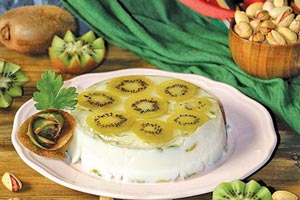 طرز تهیه دسر پاناکوتای پسته و کیوی