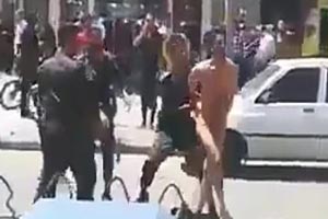 فیلم تکان دهنده اعتراض جوان کاملا لخت دستفروش در اهواز 18+ فیلم تکان دهنده اعتراض جوان کاملا لخت دستفروش در اهواز 18+