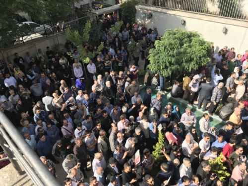 مراسم باشکوه و بی نظیر خاکسپاری ناصر ملک مطیعی با حضور بازیگران و مردم