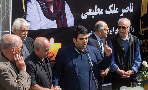 مراسم باشکوه و بی نظیر خاکسپاری ناصر ملک مطیعی با حضور بازیگران و مردم