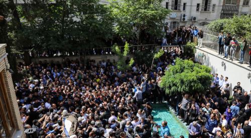 مراسم باشکوه و بی نظیر خاکسپاری ناصر ملک مطیعی با حضور بازیگران و مردم