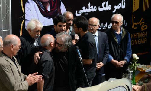 مراسم باشکوه و بی نظیر خاکسپاری ناصر ملک مطیعی با حضور بازیگران و مردم