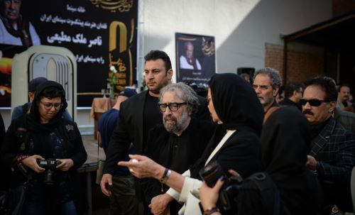 مراسم باشکوه و بی نظیر خاکسپاری ناصر ملک مطیعی با حضور بازیگران و مردم