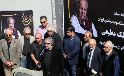 مراسم باشکوه و بی نظیر خاکسپاری ناصر ملک مطیعی با حضور بازیگران و مردم