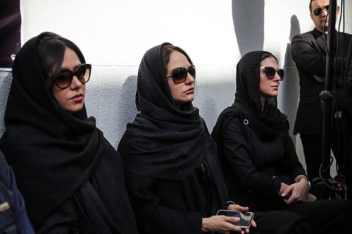 مراسم باشکوه و بی نظیر خاکسپاری ناصر ملک مطیعی با حضور بازیگران و مردم