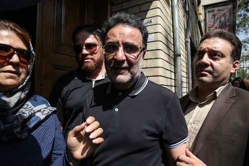 مراسم باشکوه و بی نظیر خاکسپاری ناصر ملک مطیعی با حضور بازیگران و مردم