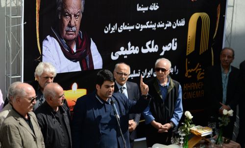 مراسم باشکوه و بی نظیر خاکسپاری ناصر ملک مطیعی با حضور بازیگران و مردم