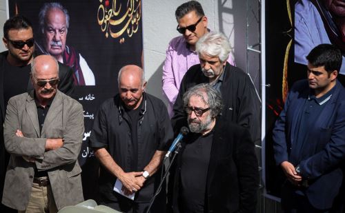 مراسم باشکوه و بی نظیر خاکسپاری ناصر ملک مطیعی با حضور بازیگران و مردم