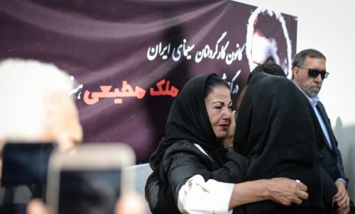 مراسم باشکوه و بی نظیر خاکسپاری ناصر ملک مطیعی با حضور بازیگران و مردم