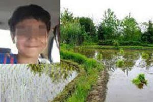 حمام کردن عجیب و وحشتناک این پسر توسط پدرش + عکس