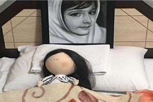 عروسک عجیبی که برای خانواده آتنا اصلانی ارسال شد + عکس عروسک عجیبی که برای خانواده آتنا اصلانی ارسال شد + عکس